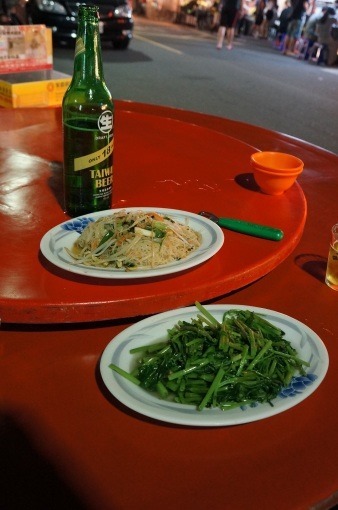 ビーフンと青菜炒め、台湾18日ビールの写真