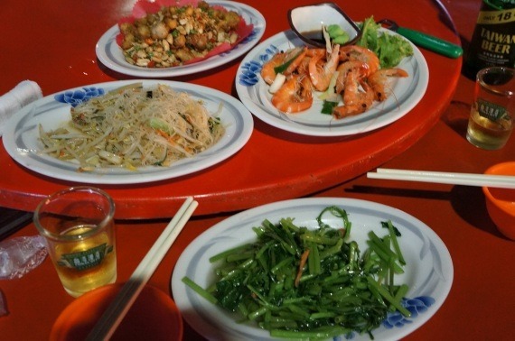 蒸しエビと青菜炒め、台湾18日ビール、ビーフンを回転テーブルで食べている写真